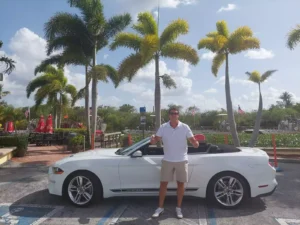 à bord d'une Mustang décapotable avec chauffeur – Destination à votre choix.