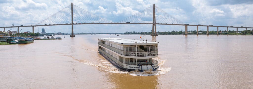 Bienvenue à bord du RV Mekong Princess, votre refuge fluvial entre deux mondes.