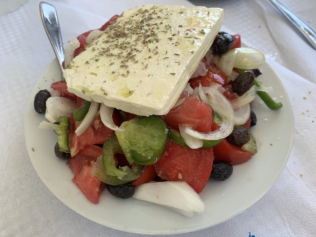 Salade grecque dans une taverne de Crète